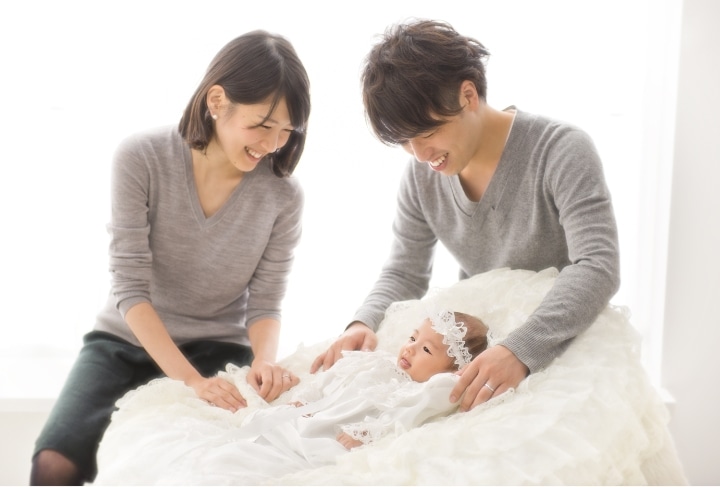 赤ちゃんと家族の写真